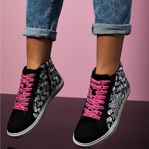 BETSEY JOHNSON × Torrid SKULL BOUTIQUE
HIGH TOP SNEAKER